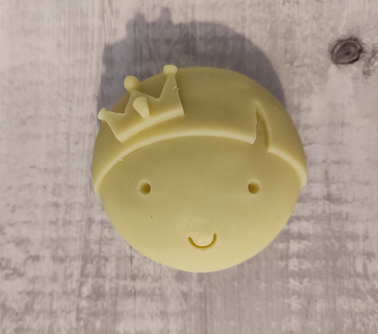 Savon tout doux en forme de prince, sans parfum. Idéal pour les peaux sensibles et les peaux de bébé.