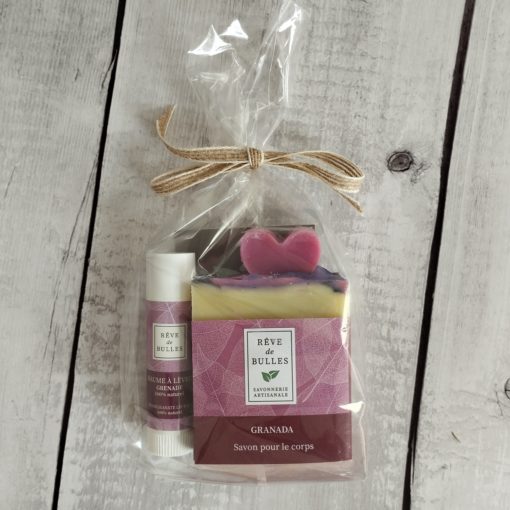 Sachet cadeau Savon Grenade avec un coeur et stick à lèvres Grenade