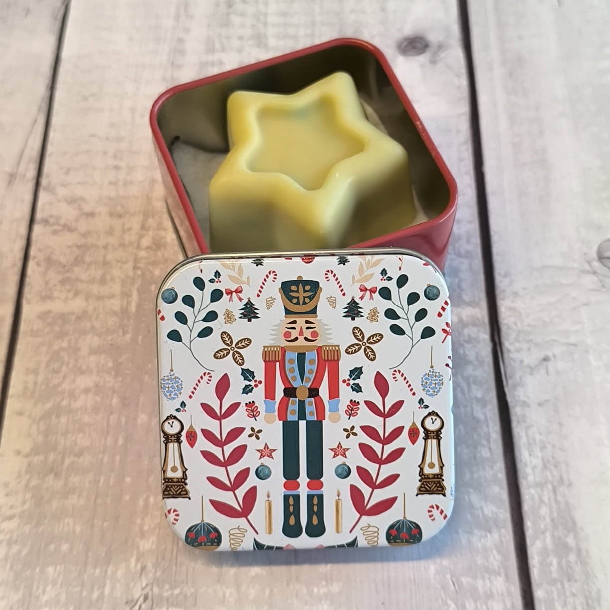 Savon étoile dans une boîte en métal