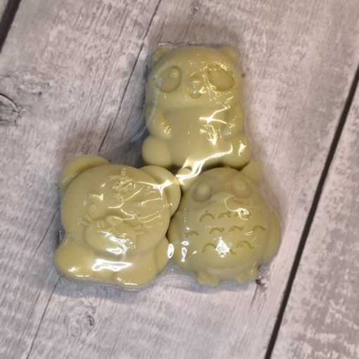 Lot de 3 petits savons "tout doux" au beurre de karité et huile d'avocat. Idéal pour les bébés et toutes les peaux sensibles. Sans parfum, sans allergène.