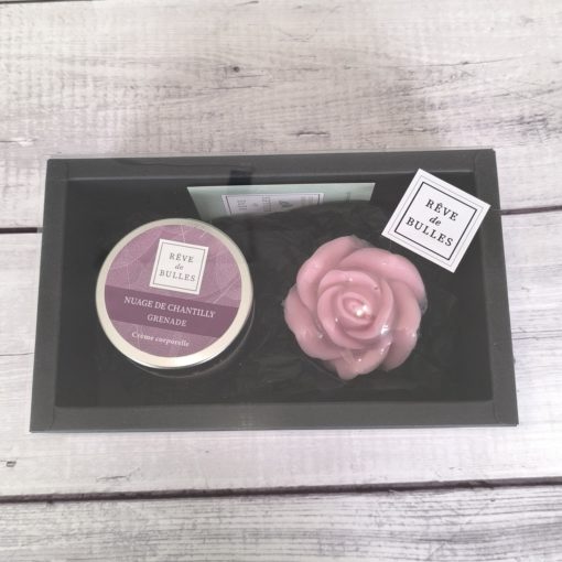 Coffret cadeau avec savon et crème corporelle à la grenade.