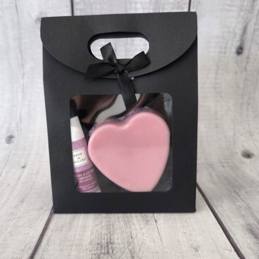 cadeau à la grenande pour la fête des mères. La pochette contient un savon coeur et un stick à lèvres à la grenade.