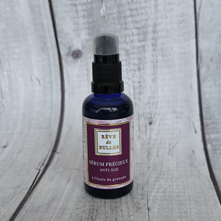 Sérum anti-âge biologique, à l'acide hyaluronique et huile de grenade pour repulper les peaux fatiguées.