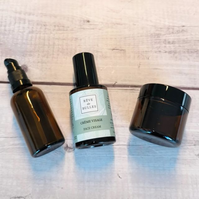 DILEMME ! 💩 Besoin de votre avis de toute urgence !!

🙆🏼‍♀️Les bouteilles que j'utilise pour ma crème visage ne sont plus disponibles...
Du coup, je dois trouver un nouveau contenant... 

🙋🏼‍♀️C'est pourquoi j'ai besoin de vous!!

Vous préférez :

1️⃣ La bouteille même si on arrive jamais à sortir le fond?🤯

2️⃣ Le pot même si la plupart du temps on utilise pas la petite spatule et on met directement les doigts dedans? 🤭

Alors avant de refaire les étiquettes à la bonne taille, donnez-moi votre avis en commentaire ! ⬇️

MERCI !! ❤️

#artisanatsuisse #artisanatfribourgeois #artisanatsuisseromand #savonnerieartisanale #jefaistoutmoimême #cosmetiquenaturelle #cosmetiquesnaturels #swisscosmetics🇨🇭 #swissmade #swisscosmetics