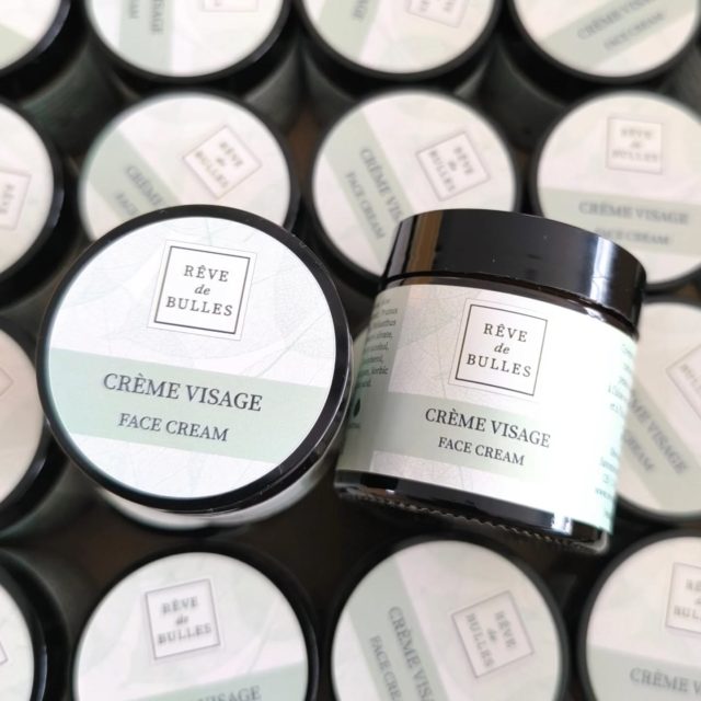 À la recherche d'une crème visage naturelle? 
Cette crème légère, au jus d'aloé vera et huile d'abricot hydrate et nourrit votre peau en douceur. 
Elle est fabriquée artisanalement dans le canton de Fribourg par Rêve de Bulles - savonnerie artisanale. 
Les pots sont rechargeables à la boutique de Neyruz ou alors récupérés par votre revendeur et réutilisés par Rêve de Bulles.

#fribourg #artisanatfribourgeois #artisanatsuisseromand #cosmetiquesnaturels #cosmetiquenaturelle #swisscosmetics #swissmade #swisscosmetics🇨🇭 #savonnerieartisanale #savonneriesuisse #zerowaste #zerodéchet #zérodéchet